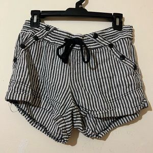 Shorts with black and white Stripes
